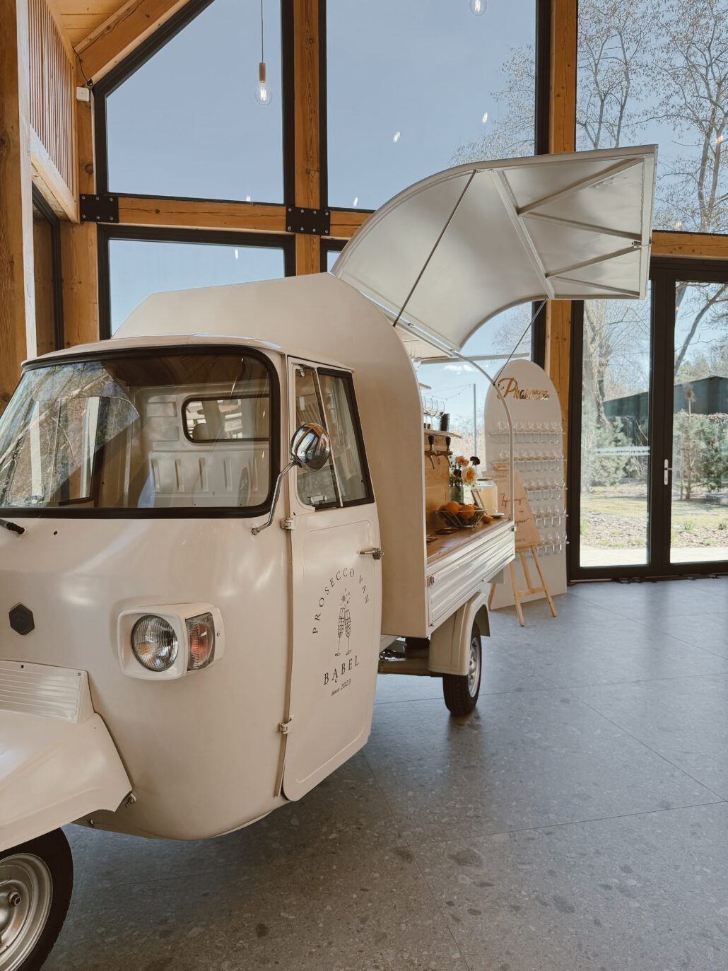 Wynajem dekoracji ślubnych Prosecco Van.jpg